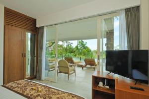 Μια τηλεόραση ή/και κέντρο ψυχαγωγίας στο Roselle 1 BR Deluxe Ocean AN22