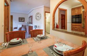 トレビエハにあるStunning Apartment In Torreviejaのダイニングルーム、キッチン(テーブル、鏡付)