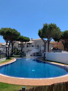 Una gran piscina en un patio con árboles. en Apartamento HS Costa Castillo, en Poblado de Sancti Petri