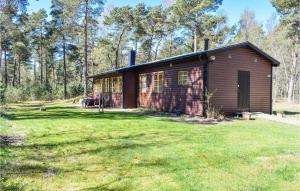 イースタッドにあるNice Home In Ystad With Wifiの庭付きの森の小屋