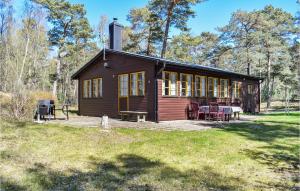 イースタッドにあるNice Home In Ystad With Wifiの小さなキャビン(テーブル、椅子付)