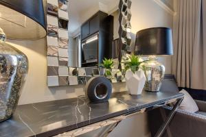a room with a table with vases and a microwave at Family Retreat In Top Blue Mountains Location in Katoomba +10 photos