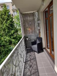 ミンスク・マゾビエツキにあるDuże mieszkanieのバルコニー(椅子、木付)