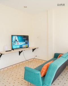 TV/trung tâm giải trí tại Club22 Kamala Suites, Kamala Beach +25 ảnh