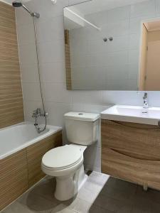 サンティアゴにあるHermoso dpto en Estación Centralのトイレと洗面台付きのバスルーム