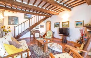 A seating area at Cozy Home In Arcidosso With Wifi