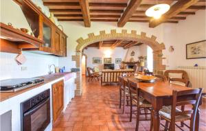A kitchen or kitchenette at Cozy Home In Arcidosso With Wifi
