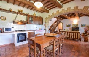 A kitchen or kitchenette at Cozy Home In Arcidosso With Wifi