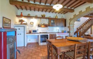 A kitchen or kitchenette at Cozy Home In Arcidosso With Wifi