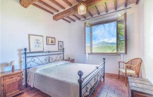 A bed or beds in a room at Cozy Home In Arcidosso With Wifi