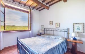A bed or beds in a room at Cozy Home In Arcidosso With Wifi