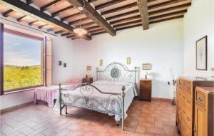 A bed or beds in a room at Cozy Home In Arcidosso With Wifi