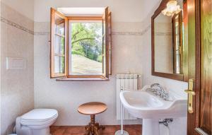 A bathroom at Cozy Home In Arcidosso With Wifi