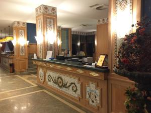 a large counter with a large mirror on it at Hotel Promenade in Montesilvano