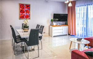 Μια τηλεόραση ή/και κέντρο ψυχαγωγίας στο 1 Bedroom Lovely Apartment In Lukecin