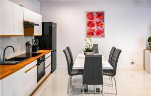 Η κουζίνα ή μικρή κουζίνα στο 1 Bedroom Lovely Apartment In Lukecin