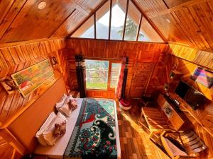 una vista aérea de una habitación en una casa en un árbol en Orchid hill Homestay, en Theog