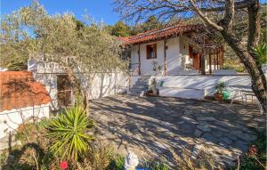 Gallery image of 3 Bedroom Lovely Home In Samos in Ágios Dimítrios