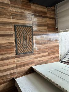 a room with a wall with a wooden wall at Casa San Pedro in Los Órganos