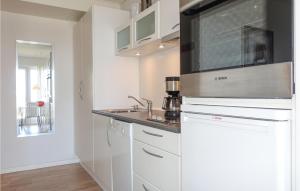 Køkken eller tekøkken på Lovely Apartment In Allinge With Wifi