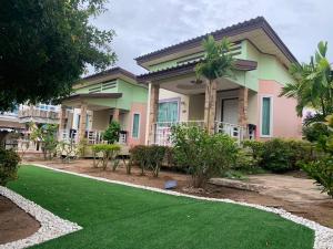 a house with a lawn in front of it at ณดา เกาะล้าน รีสอร์ท in Ko Larn