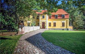 Zahrada ubytování Lovely Home In Wolin With Wifi
