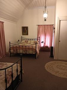 Postel nebo postele na pokoji v ubytování Old Colony Inn