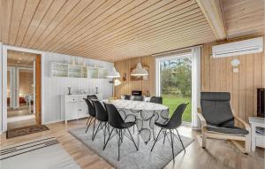 Η κουζίνα ή μικρή κουζίνα στο Holiday Home Vandflodvej Blåvand Ii
