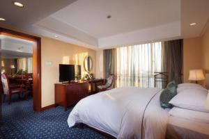 上海Argyle International Airport Hotel Shanghai的配有床和书桌的酒店房间