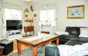 TV a/nebo společenská místnost v ubytování 3 Bedroom Pet Friendly Home In Säffle