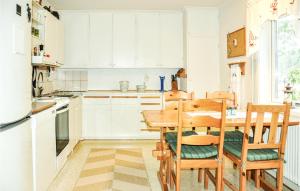 Kuchyň nebo kuchyňský kout v ubytování 3 Bedroom Pet Friendly Home In Säffle
