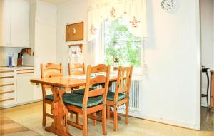 Kuchyň nebo kuchyňský kout v ubytování 3 Bedroom Pet Friendly Home In Säffle