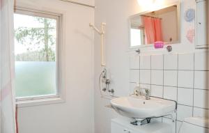 Koupelna v ubytování 3 Bedroom Pet Friendly Home In Säffle
