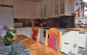 O bucătărie sau chicinetă la Three-Bedroom Holiday Home In Hol I Tjeldsund