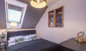 Postel nebo postele na pokoji v ubytování Apartamenty Sun&Fun Rezydencja Parkowa Nadrzeczna 3D i 3E -blisko centrum, dworca PKP w otoczeniu zieleni