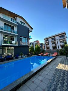 Bazén v ubytování Aparthotel Alfa nebo v jeho okolí