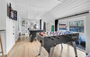 ブラーバンドにあるAmazing Home In Blåvand With Kitchenのリビングルーム(テーブルサッカー付) +17枚の写真