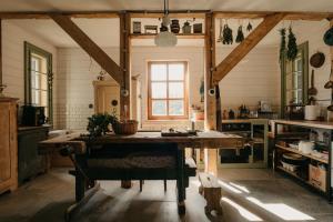 a kitchen with a table in the middle of a room at Zlatorudná chalupa in Bruntál