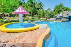 ein aufblasbarer Sonnenschirm in der Mitte eines Pools in der Unterkunft Water Jade Natural Resort in Ban Bo Dan