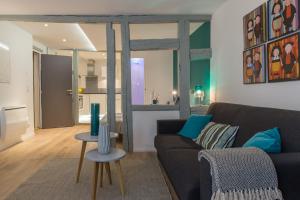 uma sala de estar com um sofá e uma mesa em Grand studio Colmar Centre em Colmar