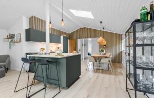 Η κουζίνα ή μικρή κουζίνα στο Amazing Home In Ebeltoft With Wifi