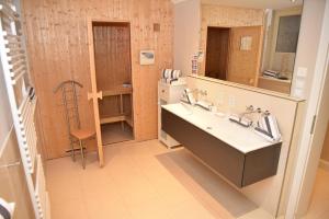 Et badeværelse på Residenz Üüs Ailön + 12 billeder