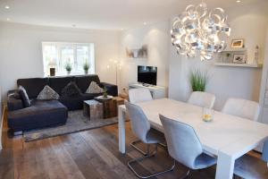 ein Wohnzimmer mit einem Tisch und einem Sofa in der Unterkunft Landhaus Strandhafer HT 1 in Wenningstedt-Braderup