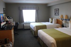 Postel nebo postele na pokoji v ubytování Travelodge by Wyndham Fort McMurray