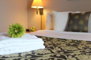 Postel nebo postele na pokoji v ubytování Travelodge by Wyndham Fort McMurray