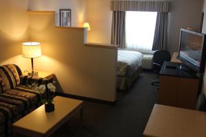 Postel nebo postele na pokoji v ubytování Travelodge by Wyndham Fort McMurray