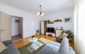 a living room with a couch and a tv at 2 Bedroom Cozy Apartment In Pula in Veli Vrh