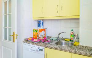 Kuchyňa alebo kuchynka v ubytovaní 2 Bedroom Cozy Apartment In Marbella
