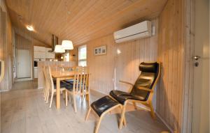 una cucina e una sala da pranzo con tavolo e sedie di Holiday Home Jtagholmsvej Rømø X a Rømø Kirkeby