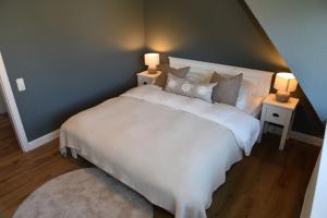 En eller flere senge i et værelse på Landhaus Amelie